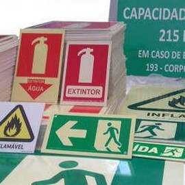 Distribuidor de placas de sinalização de segurança